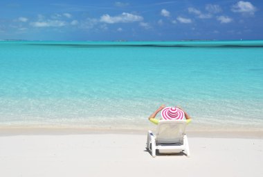 Kızın rahatlatıcı exuma, bahamas plaj