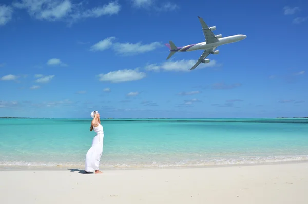 Girl on the sandy beach — Stock Photo, Image