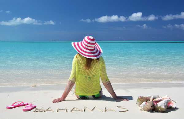 Девушка отдыхает на пляже Эксумы, Багамские острова
