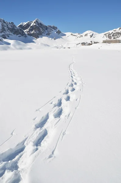 在雪地上的脚步声。melchsee-frutt 瑞士 — 图库照片