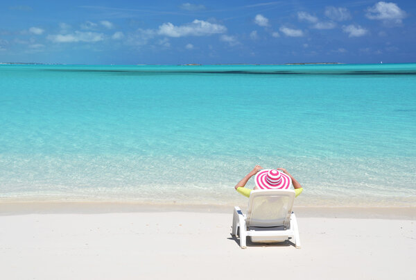 Девушка отдыхает на пляже Эксумы, Багамские острова
