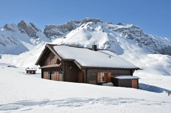 Casa de campo enterrada bajo la nieve, Melchsee-Frutt, Suiza —  Fotos de Stock