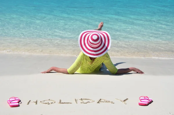 Menina relaxante na praia de Exuma, Bahamas — Fotografia de Stock