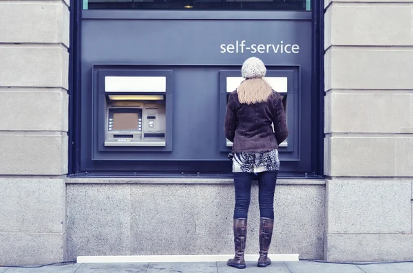 Menina no ATM — Fotografia de Stock