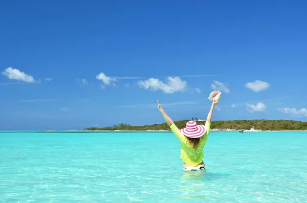 Mädchen mit Muschel im türkisfarbenen Wasser des Atlantiks — Stockfoto