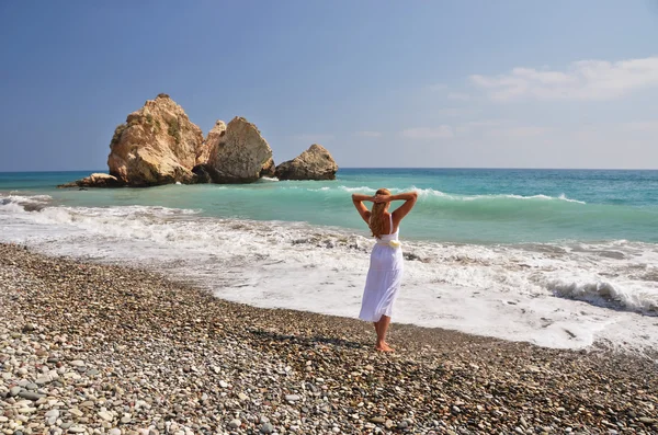 Dívka na pláži nedaleko aphrodite rodiště, Kypr — Stock fotografie