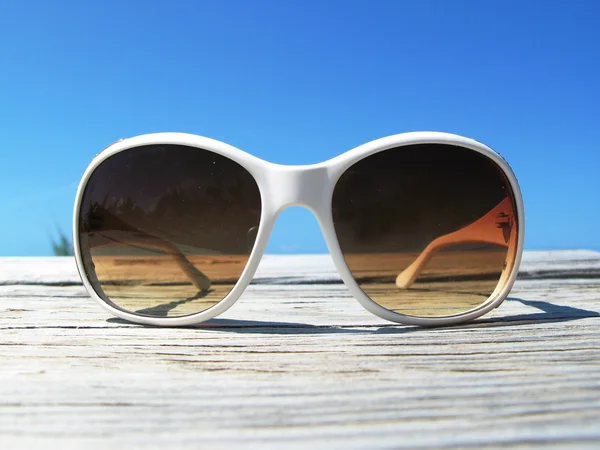 A fából készült móló a napszemüveg. Exuma, Bahama-szigetek — Stock Fotó