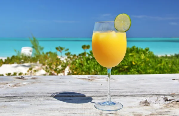 Un vaso de jugo de naranja. Exuma, Bahamas — Foto de Stock