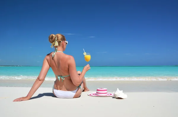 Girl with a glass of orange on the beach of Exuma, Bahamas — Stock Photo, Image