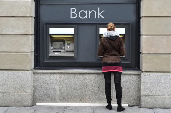 Menina no ATM — Fotografia de Stock