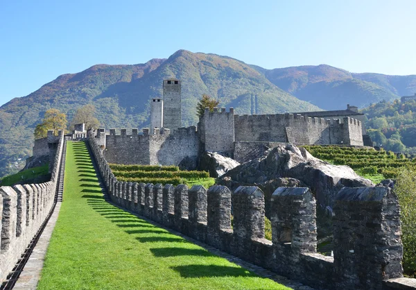 Muinaiset linnoitukset Bellinzonassa, Sveitsissä — kuvapankkivalokuva