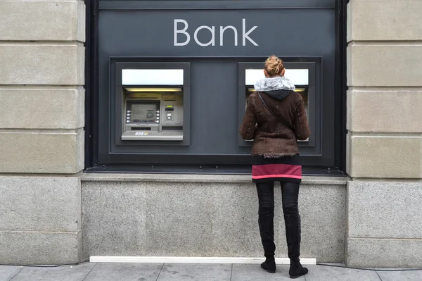 Menina no ATM Fotos De Bancos De Imagens