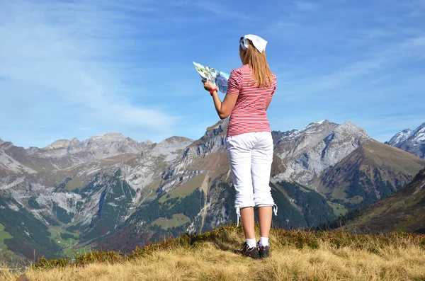 Reiziger genieten van Alpenpanorama. — Stockfoto