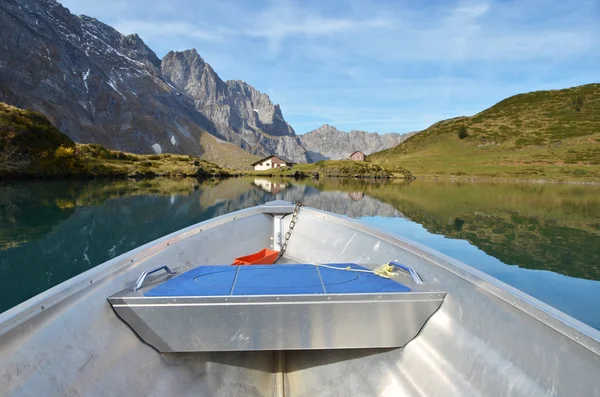 Boat cruising a mountain lake. — Stock Photo, Image