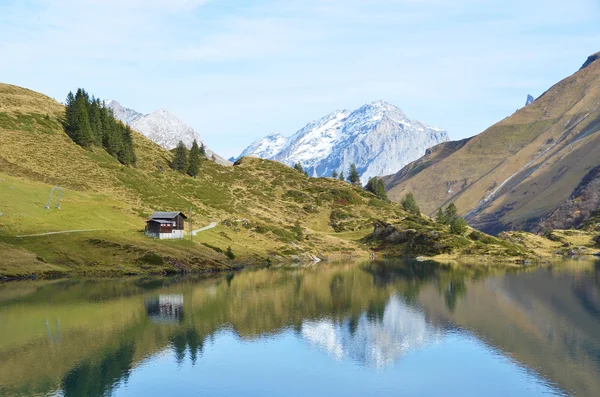 Hermoso lago alpino. Suiza — Foto de Stock