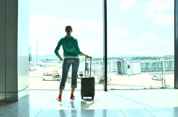 Chica en el aeropuerto —  Fotos de Stock