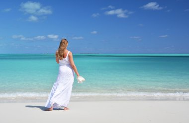 Kız desrt sahilde. Exuma, bahamas