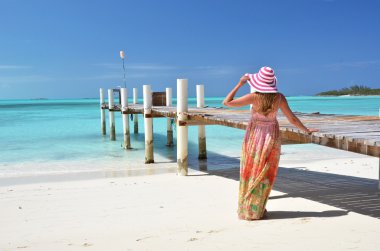 ahşap iskelesi kız. Exuma, bahamas