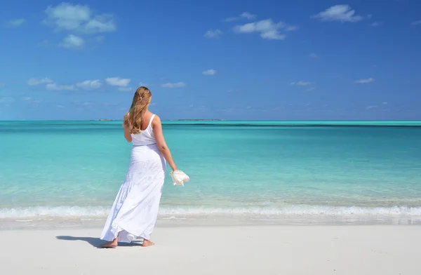 Rapariga na praia deserta. Exuma, Bahamas — Fotografia de Stock