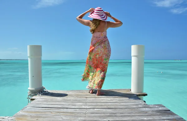 Dívka na dřevěné molo. Exuma, Bahamy — Stock fotografie