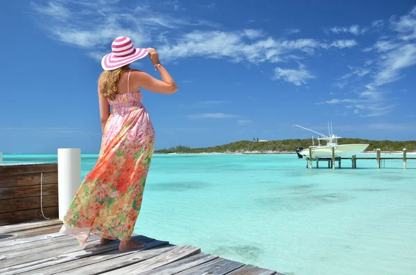 Meisje op de houten steiger. Exuma, bahamas — Stockfoto