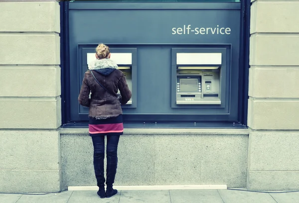 Menina no ATM — Fotografia de Stock