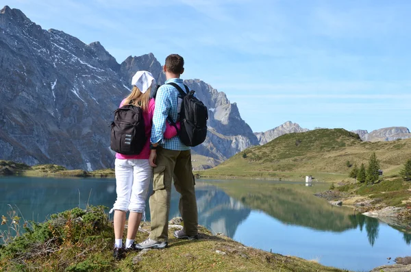 Viajantes desfrutando de vista alpina . — Fotografia de Stock