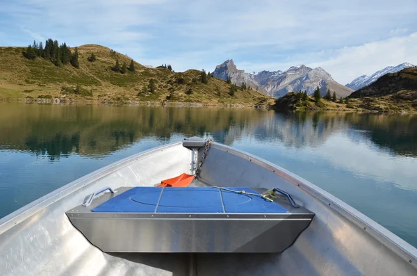 Boat on mountain lake. — Stock Photo, Image