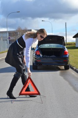 kırık araba ile kız