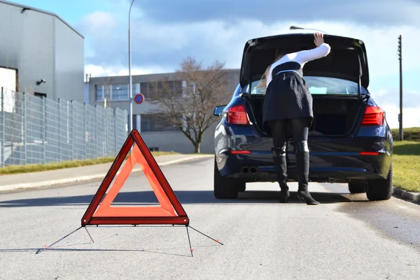 Dívka s rozbité auto — Stock fotografie