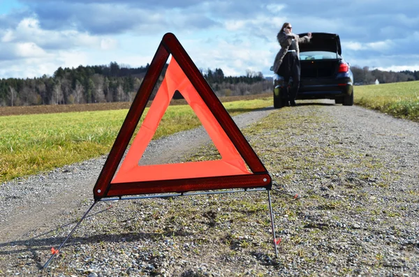 Trójkąt drogowy znak i samochodu — Zdjęcie stockowe