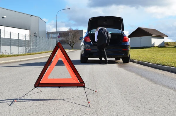Üçgen yol işaret ve araba — Stok fotoğraf