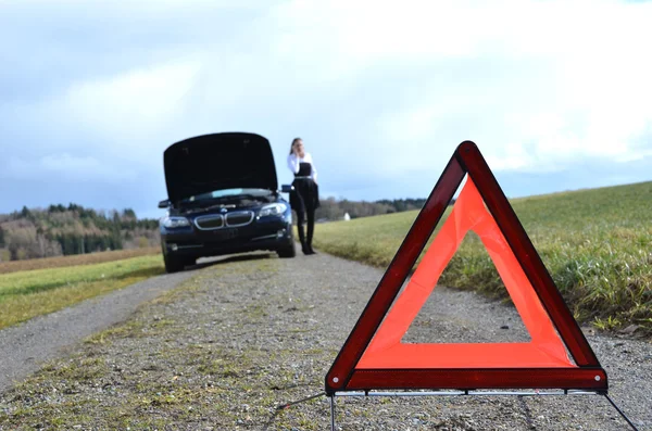 Girl with broken car — Stock Photo, Image