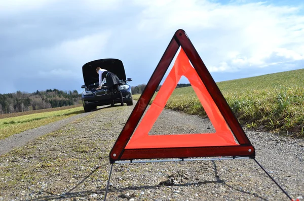 Üçgen yol işaret ve araba — Stok fotoğraf