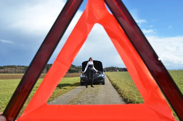 Trojúhelník dopravní značka a auto — Stock fotografie