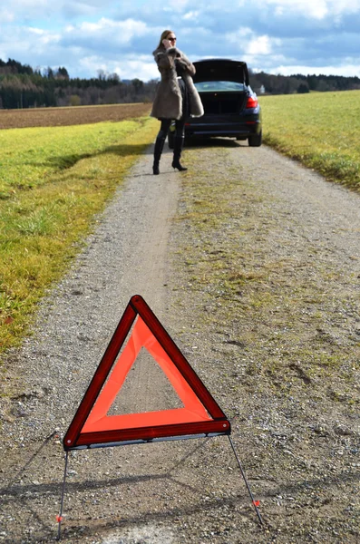 Girl with broken car — Stock Photo, Image