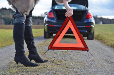 kız ve uyarı üçgeni