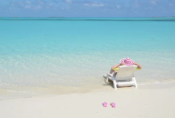 Ragazza rilassante sulla spiaggia — Foto Stock