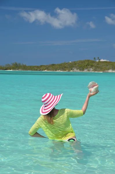 Girl with shell — Stock Photo, Image