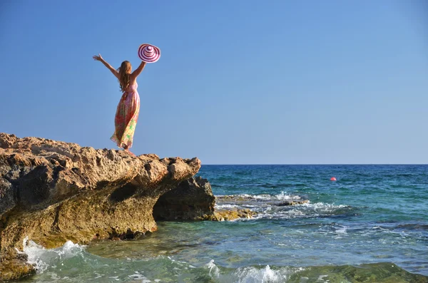 Menina na rocha — Fotografia de Stock