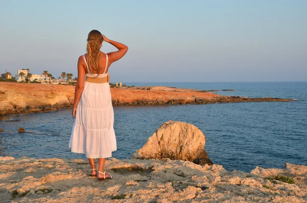 Ragazza sulla roccia — Foto Stock