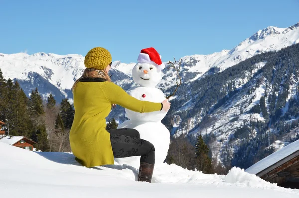 Ragazza con pupazzo di neve — Foto Stock