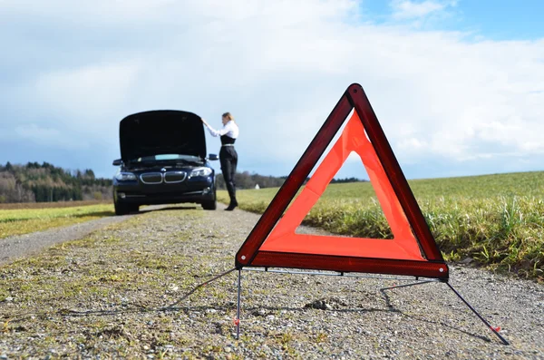 Menina com carro quebrado — Fotografia de Stock