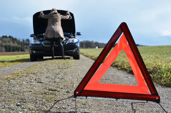Roken Araba, kız ve uyarı üçgeni — Stok fotoğraf