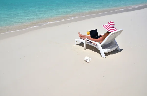 Menina na praia tropical — Fotografia de Stock