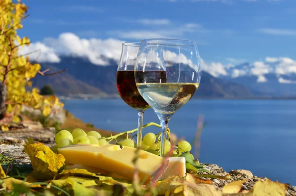 Due bicchieri da vino, formaggio e uva — Foto Stock