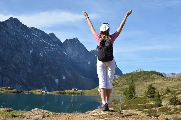 Reisende genießen alpine Aussicht. — Stockfoto