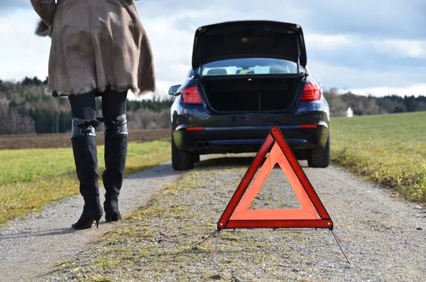 Broken car, girl and warning triangle — Stock Photo, Image