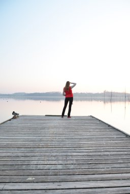Kız dalgakıran üzerinde