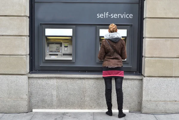 Meisje op atm — Stockfoto